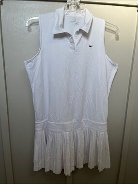 Vineyard Vines perf polo dress white sleeveless design and a pleated skirt Sz Lg